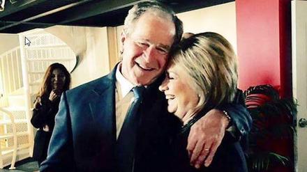 Am Rande der Beerdigung von Nancy Reagan umarmen sich die politischen Rivalen George W. Bush und Hillary Clinton herzlich. 