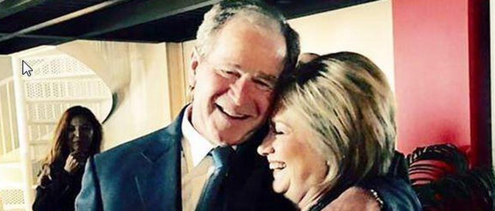 Am Rande der Beerdigung von Nancy Reagan umarmen sich die politischen Rivalen George W. Bush und Hillary Clinton herzlich.