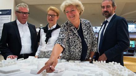 Kulturstaatsministerin Monika Grütters mit dem Modell des Kulturforums. Hinter ihr: Arno Lederer (l), Vertreter des Preisgerichts, Senatsbaudirektorin Regula Lüscher und Hermann Parzinger, Präsident der Stiftung Preußischer Kulturbesitz.