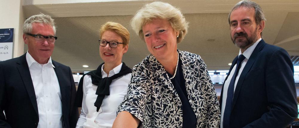 Kulturstaatsministerin Monika Grütters mit dem Modell des Kulturforums. Hinter ihr: Arno Lederer (l), Vertreter des Preisgerichts, Senatsbaudirektorin Regula Lüscher und Hermann Parzinger, Präsident der Stiftung Preußischer Kulturbesitz.