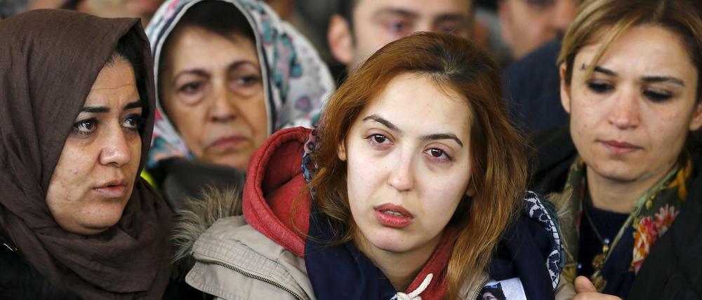 Abschied nehmen. 37 Menschen sind beim jüngsten Anschlag in Ankara ums Leben gekommen.