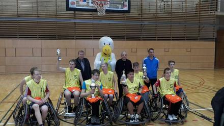Wir haben den Pokal! Große Freude bei einem der Siegerteams beim Berliner Landesausscheid im Rollstuhlbasketball, dem Wiedemann Cup am 16.März in der Max-Schmeling-Halle. 