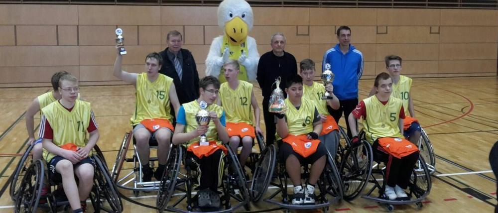 Wir haben den Pokal! Große Freude bei einem der Siegerteams beim Berliner Landesausscheid im Rollstuhlbasketball, dem Wiedemann Cup am 16.März in der Max-Schmeling-Halle.