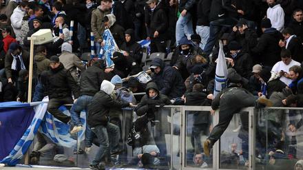 Zuschauer stürmen nach dem Spiel Hertha BSC - 1. FC Nürnberg im Jahr 2010 auf den Platz.