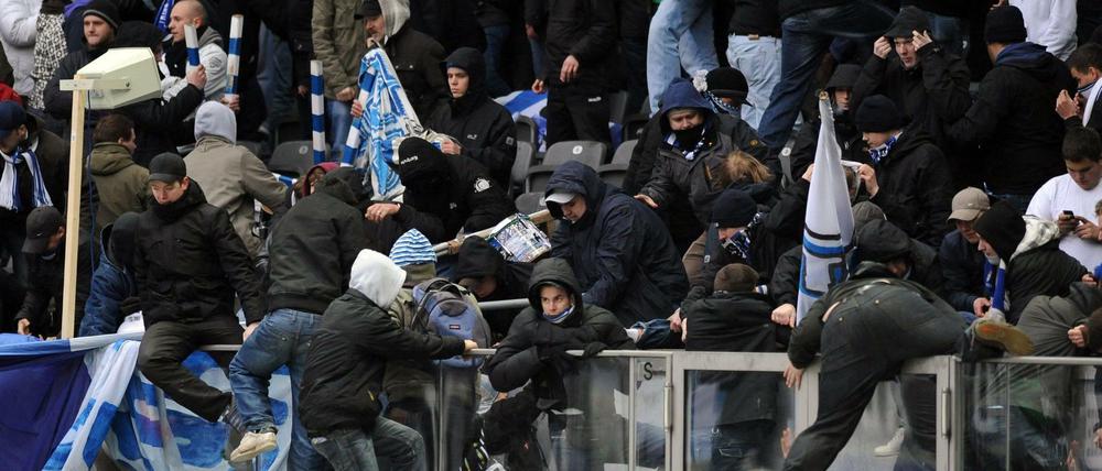 Zuschauer stürmen nach dem Spiel Hertha BSC - 1. FC Nürnberg im Jahr 2010 auf den Platz.