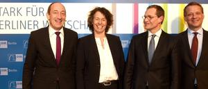 Premiere und Abschied. Beatrice Kramm wurde am Montag auf einem Festakt im Ludwig Erhard Haus von IHK-Hauptgeschäftsführer Jan Eder (v.l.), dem Regierenden Bürgermeister Michael Müller und ihrem Vorgänger im Amt, Eric Schweitzer, als neue Präsidentin der IHK begrüßt. Foto: promo