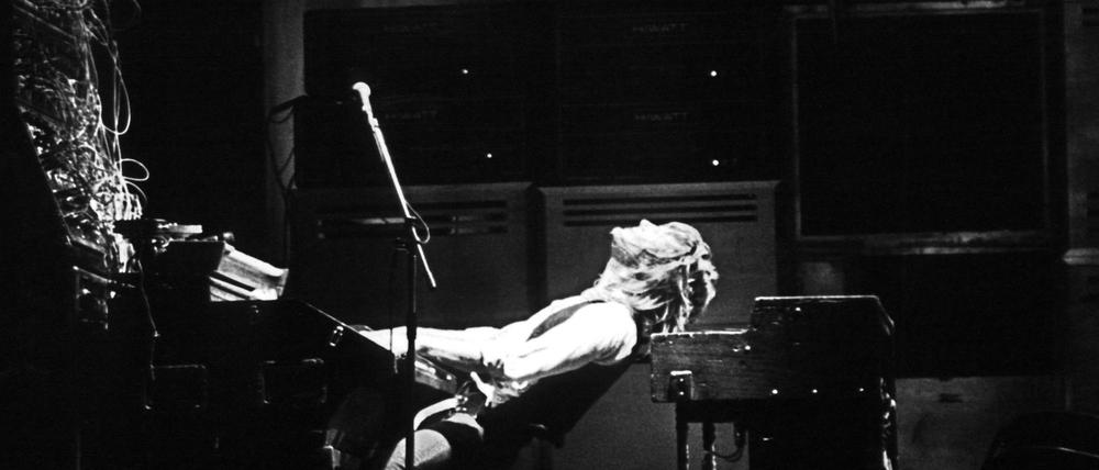 Ekstatisch. Keith Emerson während eines Auftritts der mit seiner Band "Emerson, Lake & Palmer" 1974 in London.