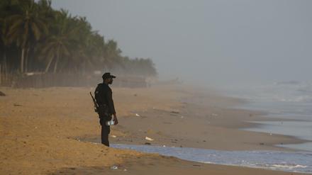 Ein Polizist sichert nach der Terrorattacke den Strand in Grand Bassam in der Elfenbeinküste.