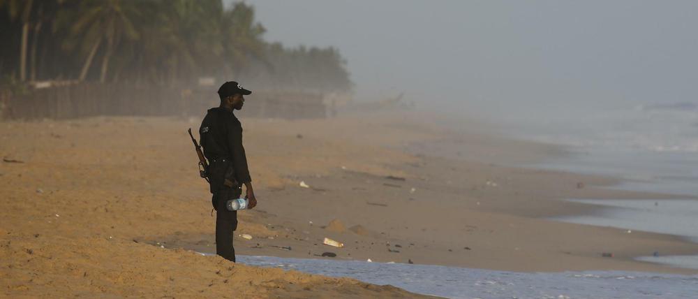 Ein Polizist sichert nach der Terrorattacke den Strand in Grand Bassam in der Elfenbeinküste.