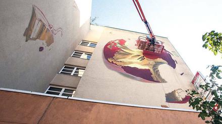 Angebissen. Auch dieses Werk der Maler Onur Dinc und Remo Lienhard alias Wes21 in der Prinzenstraße 19 in Kreuzberg entstand in Zusammenarbeit mit dem Streetart-Netzwerk Urban Nation. 
