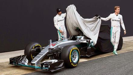 Wer fährt den Wagen vor? Weltmeister Lewis Hamilton (links) und sein Herausforderer Nico Rosberg mit dem neuen Mercedes W07.