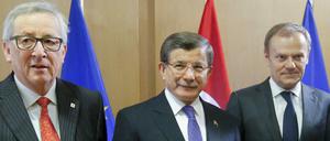 Ahmet Davutoglu (Mitte) mit Jean-Claude Juncker und Donald Tusk.