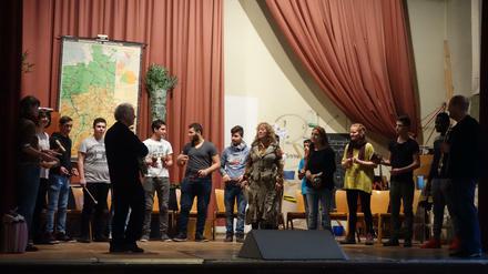 Einheimische und Flüchtlinge sollen sich beim Playbacktheater kennenlernen, Ängste abbauen und Freundschaften schließen