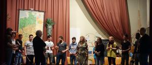 Einheimische und Flüchtlinge sollen sich beim Playbacktheater kennenlernen, Ängste abbauen und Freundschaften schließen