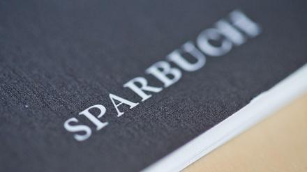 Viele Verbraucher fragen sich: Was tun? Sparen lohne sich, so heißt es, kaum noch. Denn die Zinssätze für Sparguthaben, Fest- und Tagesgelder purzeln bei manchen Sparkassen und Banken immer weiter.