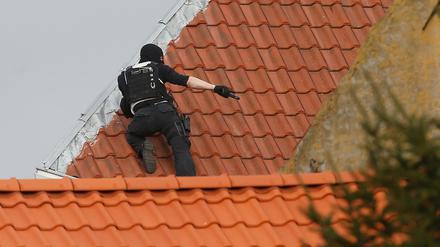 Ein Polizist auf einem Dach im Brüsseler Stadtteil Forest. Bei einem Anti-Terror-Einsatz hatte ein Unbekannter das Feuer auf die Beamten eröffnet.