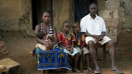 Wo alles begann. In dem Dorf Meliandou im westafrikanischen Guinea starb im Dezember 2013 zuerst ein Kind an Ebola. Sein Vater (rechts) überlebte, aber das Unheil nahm seinen Lauf. 