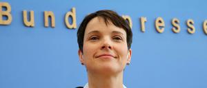 Die Vorsitzende der AfD, Frauke Petry, beantwortet am 14.03.2016 vor der Bundespressekonferenz in Berlin Fragen von Journalisten.