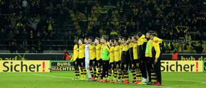 Anteilnahme nach dem Spiel. Die BVB-Zuschauer gedenken des verstorbenen Fans.