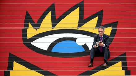 Buchmessendirektor Oliver Zille,. am 15.03.2016 auf einer mit dem Logo der Buchmesse beklebten Treppe auf dem Messegelände in Leipzig