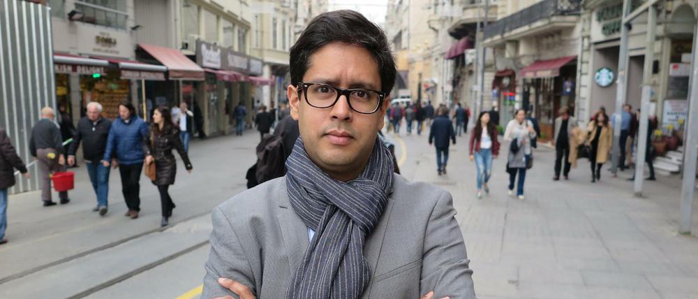 Hasnain Kazim, bisheriger Türkei-Korrespondent des Nachrichtenmagazins "Der Spiegel", posiert am 01.03.2016 in Istanbul.