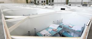 In vielen Notunterkünften wie hier in Tempelhof leben sehr viele Flüchtlinge auf engem Raum.