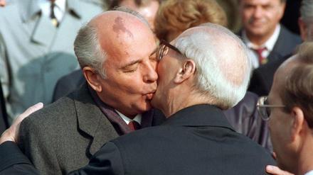 Die meisten Briefeschreiber aus "Volkes Stimmung" dachten bei Honecker nicht ans Küssen: Der sowjetische Staats- und Parteichef Michail Gorbatschow und der Staatsratsvorsitzende Erich Honecker am 6. Oktober 1989 in Ost-Berlin. 