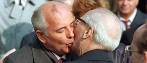 Die meisten Briefeschreiber aus "Volkes Stimmung" dachten bei Honecker nicht ans Küssen: Der sowjetische Staats- und Parteichef Michail Gorbatschow und der Staatsratsvorsitzende Erich Honecker am 6. Oktober 1989 in Ost-Berlin. 