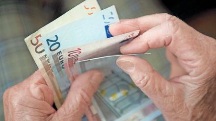 Ohne eine private Altersvorsorge geht es nicht. Doch wie soll man Geld für morgen am besten zurücklegen? Darüber sind Experten uneins. 