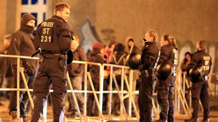 Am Rande einer AfD-Demonstration kam es erneut zu Angriffen auf Journalisten. Das Archivbild wurde Anfang Februar in Magdeburg aufgenommen. Die Attacke am Sonntag ereignete sich in Nürnberg. 