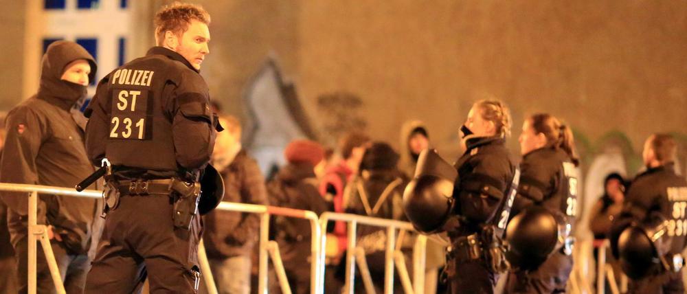 Am Rande einer AfD-Demonstration kam es erneut zu Angriffen auf Journalisten. Das Archivbild wurde Anfang Februar in Magdeburg aufgenommen. Die Attacke am Sonntag ereignete sich in Nürnberg. 
