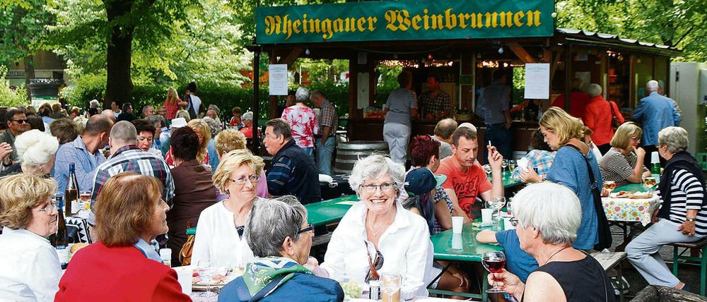 Na dann, Prost! Der Rheingauer Weinbrunnen darf weiterhin stattfinden, entschied das Verwaltungsgericht.