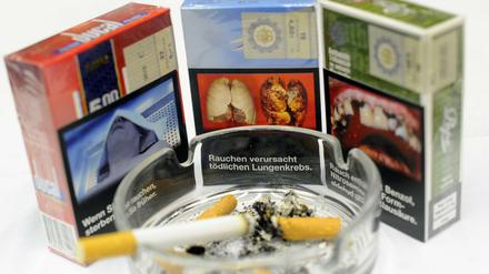 Schockbilder auf Zigarettenschachteln warnen vor Folgeschäden des Zigarettenkonsums. 