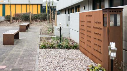 Eine Kerze brennt am 15.03.2016 in Haltern am See (Nordrhein-Westfalen) an der Gedenktafel mit den Namen der Absturzopfer des Germanwings-Unglücks vor dem Joseph-König-Gymnasium. 16 Schüler und zwei Lehrkräfte des Gymnasiums befanden sich an Bord der Germanwings-Maschine, die am 24.03.2015 auf dem Weg von Barcelona nach Düsseldorf in den französischen Alpen abgestürzt war. Am 24. März 2016 jährt sich das Unglück.