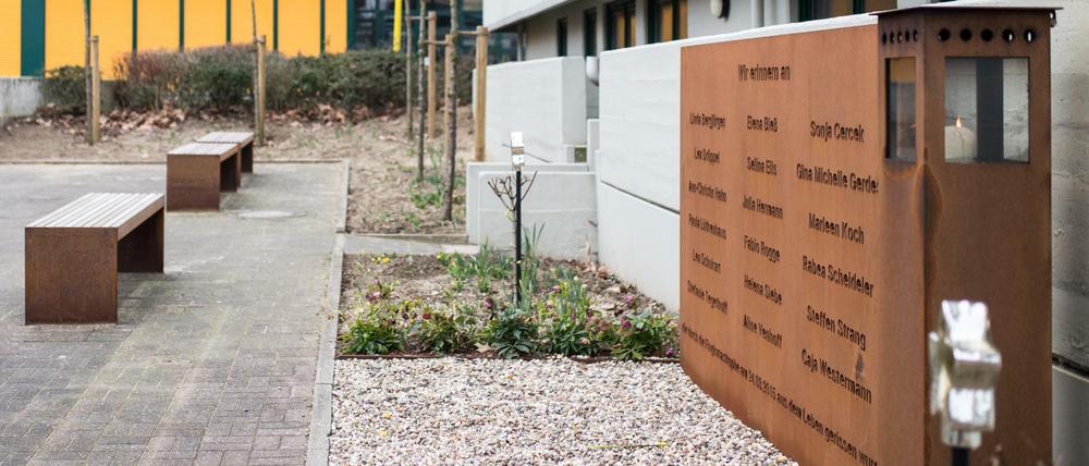 Eine Kerze brennt am 15.03.2016 in Haltern am See (Nordrhein-Westfalen) an der Gedenktafel mit den Namen der Absturzopfer des Germanwings-Unglücks vor dem Joseph-König-Gymnasium. 16 Schüler und zwei Lehrkräfte des Gymnasiums befanden sich an Bord der Germanwings-Maschine, die am 24.03.2015 auf dem Weg von Barcelona nach Düsseldorf in den französischen Alpen abgestürzt war. Am 24. März 2016 jährt sich das Unglück.