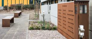 Eine Kerze brennt am 15.03.2016 in Haltern am See (Nordrhein-Westfalen) an der Gedenktafel mit den Namen der Absturzopfer des Germanwings-Unglücks vor dem Joseph-König-Gymnasium. 16 Schüler und zwei Lehrkräfte des Gymnasiums befanden sich an Bord der Germanwings-Maschine, die am 24.03.2015 auf dem Weg von Barcelona nach Düsseldorf in den französischen Alpen abgestürzt war. Am 24. März 2016 jährt sich das Unglück.