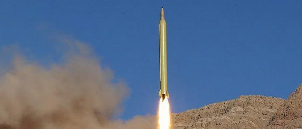 Das von den Streitkräften der Iranischen Revolutionsgarde herausgegebene Foto zeigt den Start einer iranischen Langstreckenrakete. 