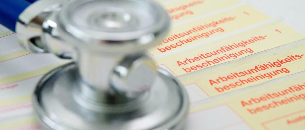 Laut DAK-Gesundheitsreport sind berufstätige Frauen häufiger krank als Männer. 