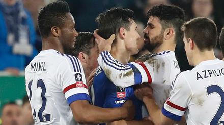 Heftige Umarmung. Diego Costa knöpft sich Gareth Barry vor, wie weit er den Mund aufriss, ließ sich jedoch nicht klären. 