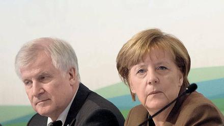 Anhaltender Dissens. Viele in der Union fragen sich, ob nicht auch das Dauerfeuer Horst Seehofers eine Ursache für das Wahldebakel am Wochenende war. 