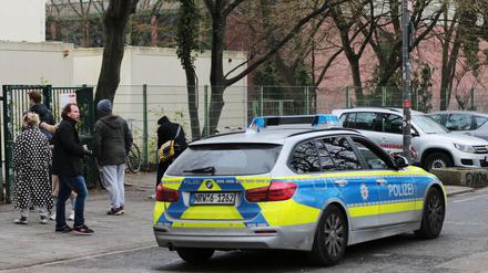 Die Polizei stellte beim Abistreich in Köln "speerähnliche Gegenstände sicher. Jetzt ermittelt sie unter anderem wegen Körperverletzung.