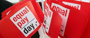 Gleicher Lohn für alle: Fähnchen beim einer Kundgebung zum Equal Pay Day in Berlin aufgestellt.