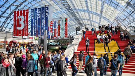 Viele Besucher gehen am 17.03.2016 durch die Glashalle über die Buchmesse in Leipzig (Sachsen). Zur Leipziger Buchmesse werden bis 20. März rund 2.000 Aussteller, über 250.000 Besucher und mehr als 2.500 Journalisten erwartet. Gleichzeitig findet die 25. Ausgabe des Lesefests "Leipzig liest!" mit Lesungen auf dem Messegelände sowie im gesamten Stadtgebiet statt. 