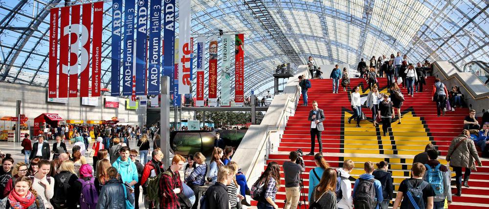 Viele Besucher gehen am 17.03.2016 durch die Glashalle über die Buchmesse in Leipzig (Sachsen). Zur Leipziger Buchmesse werden bis 20. März rund 2.000 Aussteller, über 250.000 Besucher und mehr als 2.500 Journalisten erwartet. Gleichzeitig findet die 25. Ausgabe des Lesefests "Leipzig liest!" mit Lesungen auf dem Messegelände sowie im gesamten Stadtgebiet statt. 
