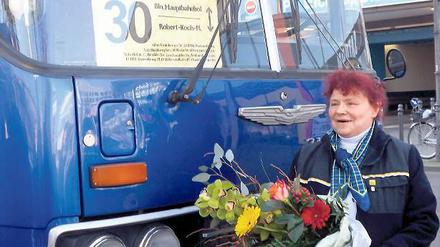 Barbara Manteufel an ihrem letzten Arbeitstag – mit Ikarus-Partybus.