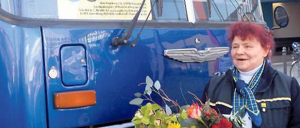 Barbara Manteufel an ihrem letzten Arbeitstag – mit Ikarus-Partybus.