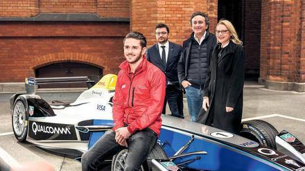 Team Berlin. Rennfahrer Daniel Abt posiert im Hof des Roten Rathauses vor seinem Elektroflitzer. Hinter ihm Formel-E-Chef Alejandro Agag (2.v.l.) und Wirtschaftssenatorin Cornelia Yzer. Sie findet das Rennen klasse, der Bezirk Mitte lehnt es ab.