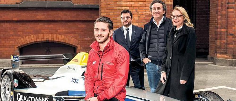 Team Berlin. Rennfahrer Daniel Abt posiert im Hof des Roten Rathauses vor seinem Elektroflitzer. Hinter ihm Formel-E-Chef Alejandro Agag (2.v.l.) und Wirtschaftssenatorin Cornelia Yzer. Sie findet das Rennen klasse, der Bezirk Mitte lehnt es ab.