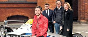Team Berlin. Rennfahrer Daniel Abt posiert im Hof des Roten Rathauses vor seinem Elektroflitzer. Hinter ihm Formel-E-Chef Alejandro Agag (2.v.l.) und Wirtschaftssenatorin Cornelia Yzer. Sie findet das Rennen klasse, der Bezirk Mitte lehnt es ab.