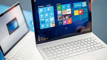 Die Tablets der neuen Generation – wie das Surface Book von Microsoft (großes Bild), das Huawei Matebook und das Samsung Galaxy TabPro S – lassen sich mit Tastatur und Touchpad verbinden – und laufen mit einem ganz normalen Windows. Fotos: dpa (2), Promo